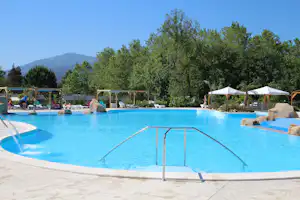 Camping La Chapelle - Pool mit Liegestühlen und Sonnenschirmen auf dem Campingplatz