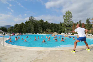 Camping La Chapelle- Wassergymnastik im Pool auf dem Campiongplatz