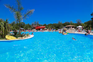 Camping La Chapelle - Campingplatzanlage mit Pool und Liegestühlen in der Sonne--