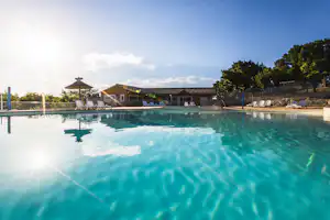 Camping La Chapoulière - Pool vom Campingplatz mit Sonnenschirmen und Liegestühlen