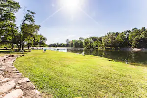Camping La Chapoulière - Strand und Liegewiese am Fluss Ardeche