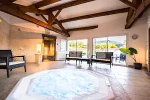Camping La Chapoulière - Jacuzzi im Spa Bereich vom Campingplatz