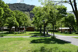 Camping La Charderie - Wohnwagen- und Zeltstellplatz mit Mobilheimen im Hintergrund