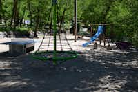 Camping La Charderie - Spielplatz mit Rutsche, Wippe und Tischtennisplatte auf dem Campingplatz