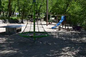 Camping La Charderie - Spielplatz mit Rutsche, Wippe und Tischtennisplatte auf dem Campingplatz