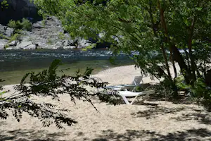Camping La Charderie - Strand mit Sonnenliegen am nahen Fluss