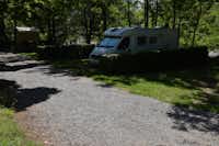 Camping La Charderie - Wohnmobil auf Stellplatz im Schatten der Bäume