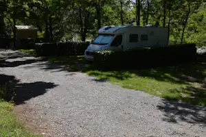 Camping La Charderie - Wohnmobil auf Stellplatz im Schatten der Bäume
