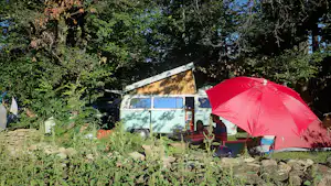 Camping La Châtaigneraie - Blick auf einen Stellplatz inmitten der Natur