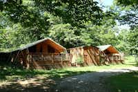 Camping La Châtaigneraie - Mobilheime mit Terrasse unter den Bäumen