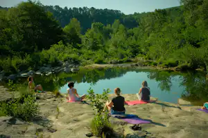 Camping La Châtaigneraie - Yogakurse in der idyllischen Natur am Ufer des Flusses