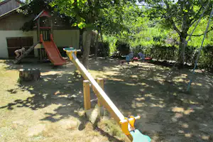 Camping La Chatonnière - Spielplatz vom Campingplatz unter Bäumen