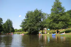 Camping La Chatonnière - Wohnwagen- und Zeltstellplatz vom Campingplatz mit Blick auf den Fluss