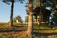 Camping La Chaudrie -  Mobilheim umgeben von Bäumen auf dem Campingplatz  