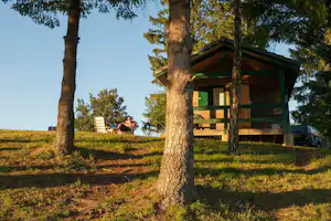 Camping La Chaudrie - Mobilheim umgeben von Bäumen auf dem Campingplatz