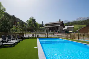 Camping La Chaup - Pool mit Liegestühlen auf dem Campingplatz