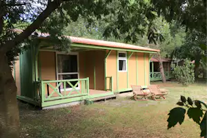 Camping La Chesnays - Außenansicht von Mobilheim auf dem Campingplatz mit Veranda und Liegestühlen