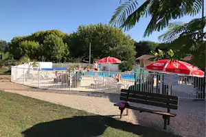 Camping La Chesnays - Poolbereich vom Campingplatz mit Liegestühlen und Sonnenschirmen