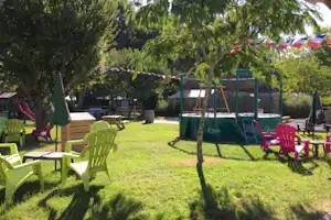 Camping La Chesnays - Spielplatz vom Campingplatz mit Trampolin im Grünen