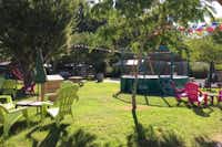 Camping La Chesnays - Spielplatz vom Campingplatz mit Trampolin im Grünen
