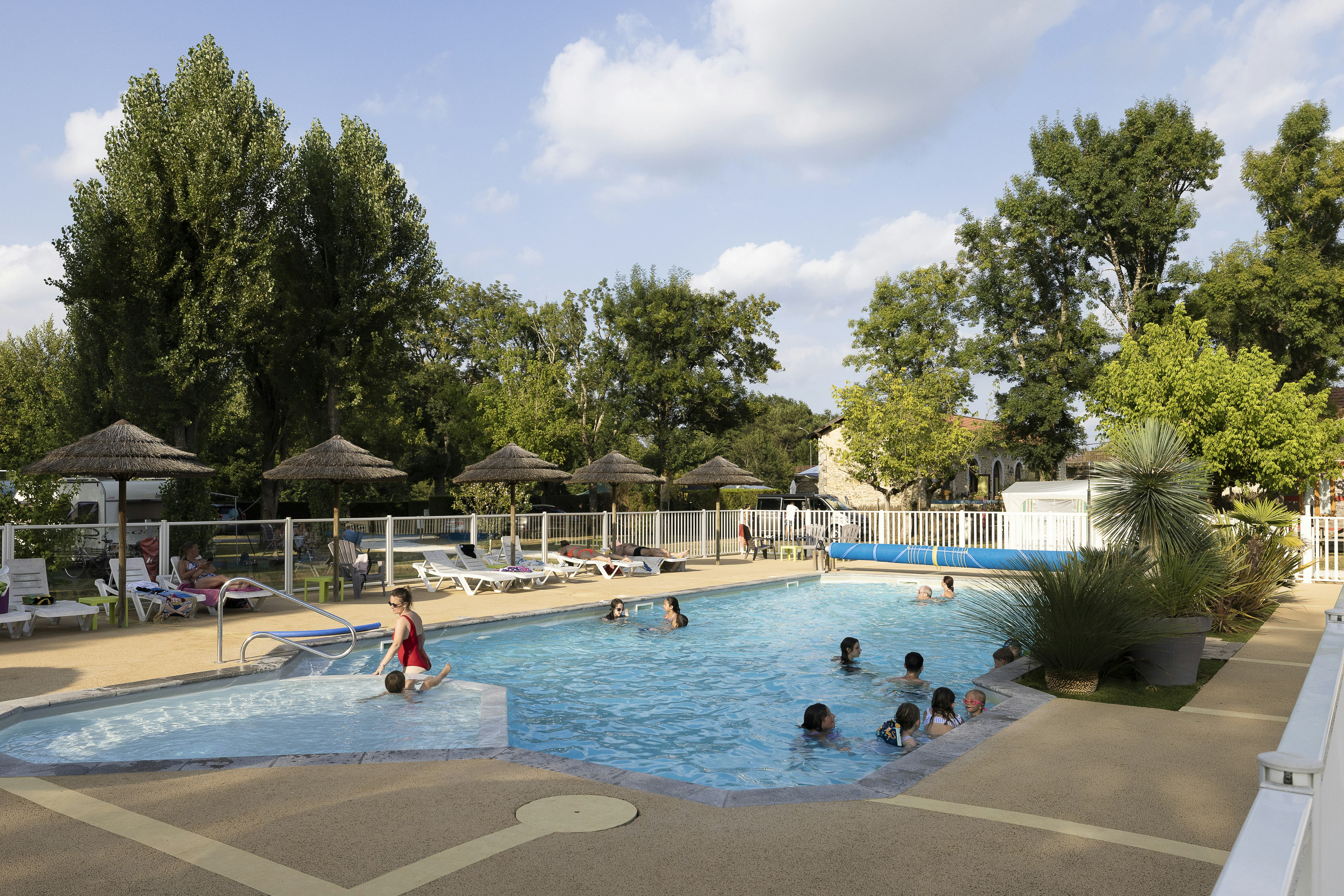 Camping La Cigaline  - Pool im Freien mit Liegestühlen und Sonnenschirmen