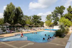 Camping La Cigaline - Pool im Freien mit Liegestühlen und Sonnenschirmen
