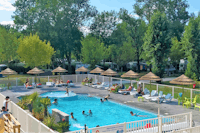 La Cigaline - Gäste des Campingplatzes schwimmen im Pool