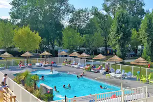 La Cigaline - Gäste des Campingplatzes schwimmen im Pool