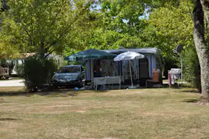 La Cigaline - Wohnmobil un Wohnwagen Stellplaetze auf der Wiese