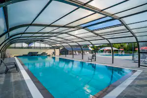 Camping La Citadelle - Überdachter Pool auf dem Campingplatz