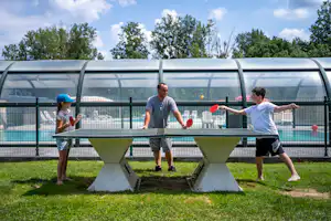 Camping La Citadelle - Gäste beim Tischtennisspielen auf dem Campingplatz