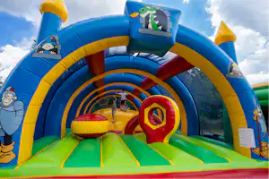 Camping La Citadelle - Hüpfburg auf dem Campingplatz