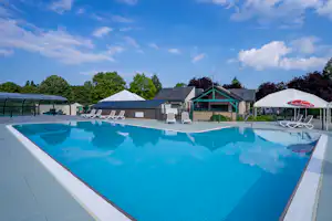 Camping La Citadelle - Pool mit Liegestühlen und Sonnenschirmen auf dem Campingplatz