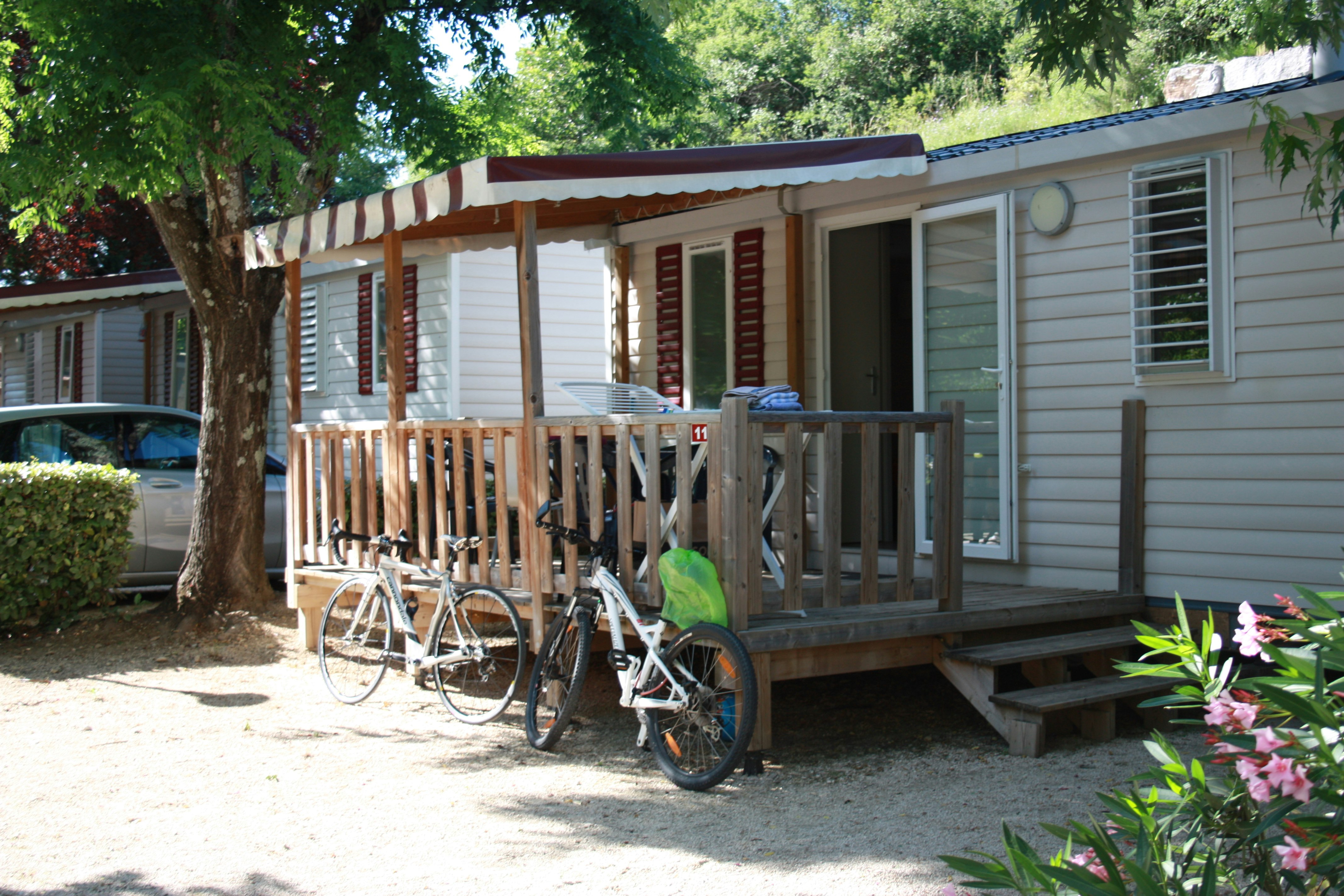 Camping La Claysse  - Mobilheim mit Terrasse auf dem Campingplatz