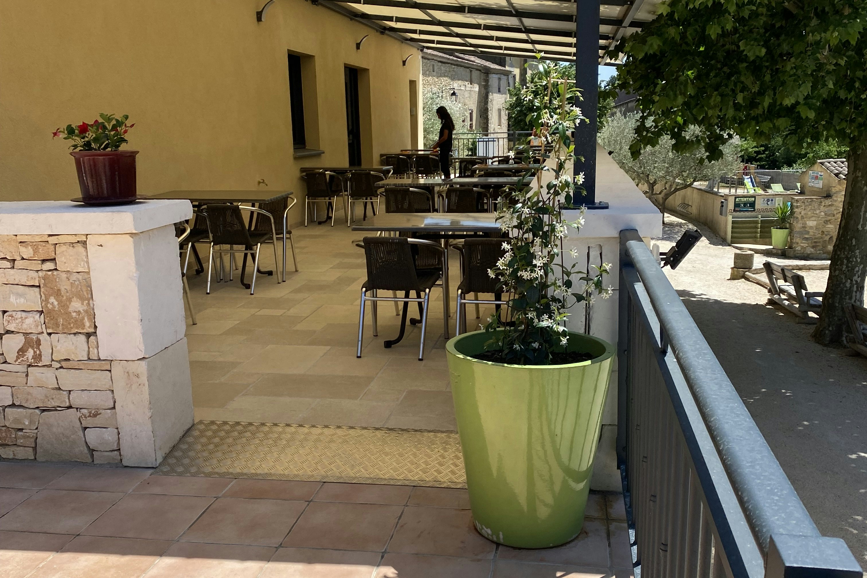 Camping La Claysse - Terrasse des Restaurants auf dem Campingplatz