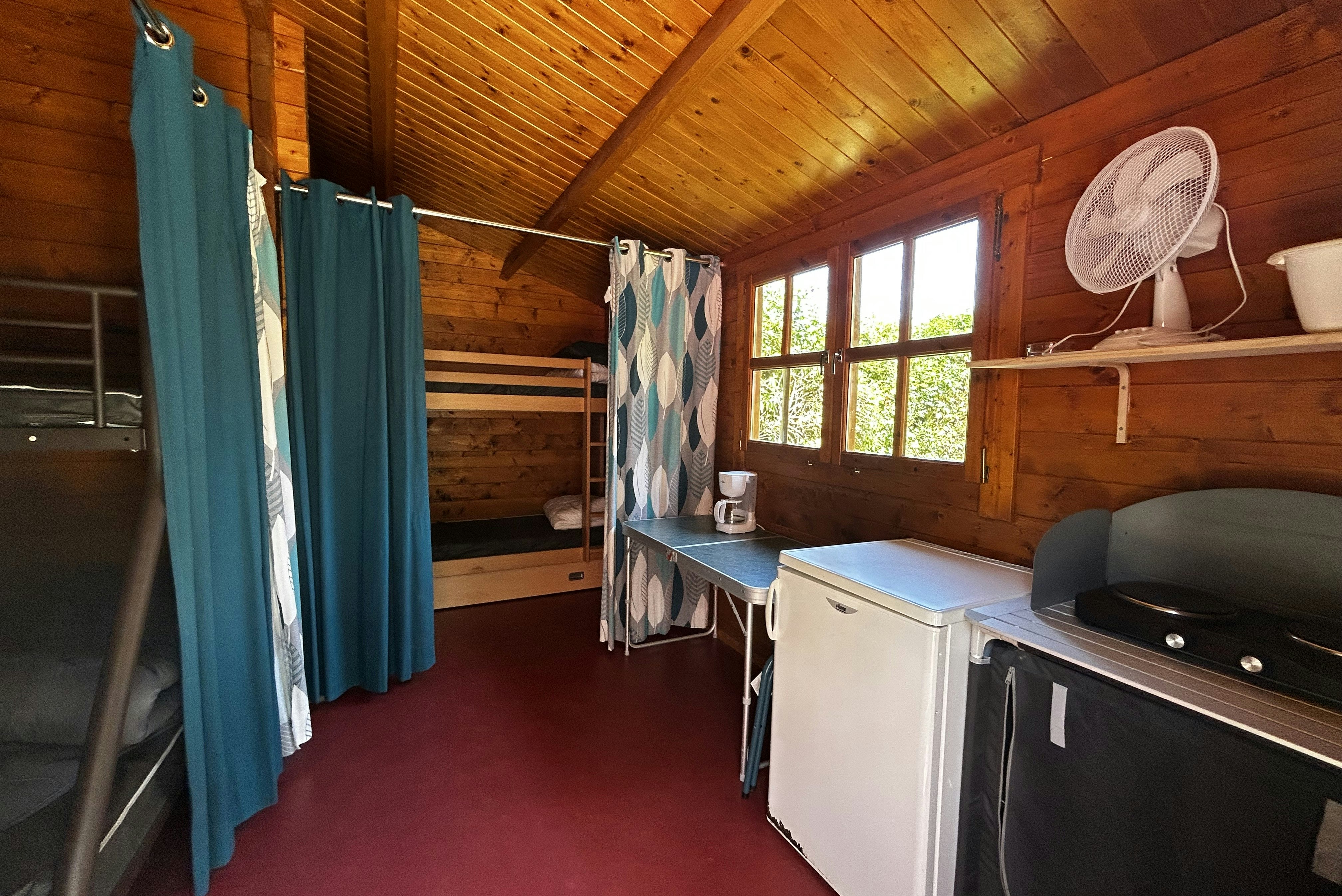 Camping les 2 salamandres  Camping La Clé des Champs  - Innenansicht eines Mobilheims mit Küche