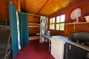 Camping les 2 salamandres Camping La Clé des Champs - Innenansicht eines Mobilheims mit Küche