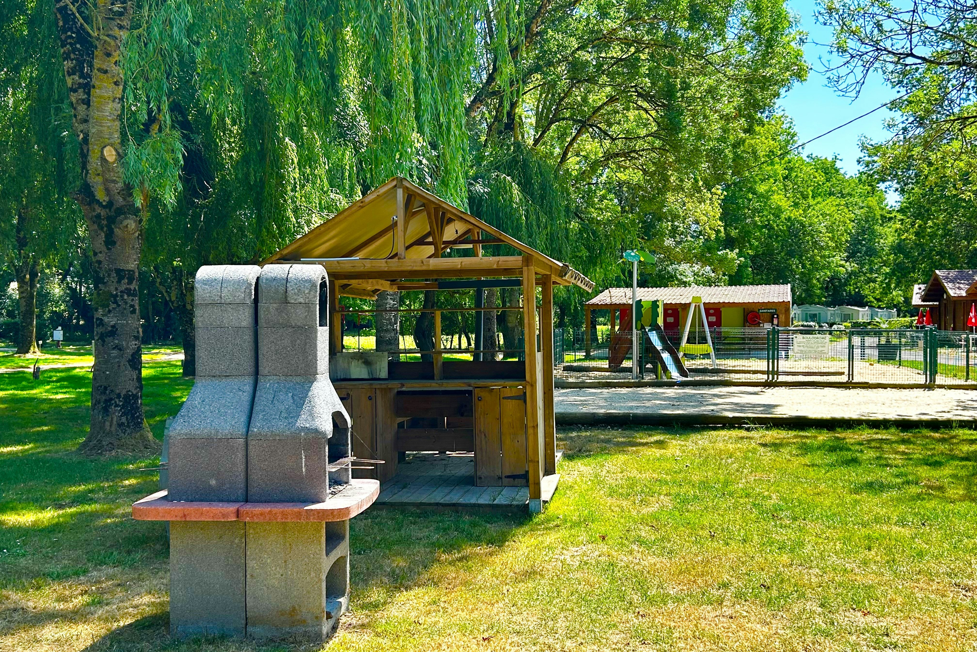 Camping les 2 salamandres  Camping La Clé des Champs - Grillstelle und Outdoor-Küche neben dem Spielplatz auf dem Campingplatz