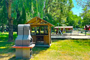 Camping les 2 salamandres Camping La Clé des Champs - Grillstelle und Outdoor-Küche neben dem Spielplatz auf dem Campingplatz
