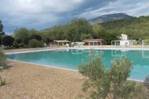 Camping La Célestine - Swimmingpool mit Sonnenliegen am Rand