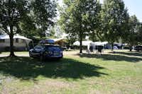 Camping La Coccinelle  -  Wohnwagen- und Zeltstellplatz vom Campingplatz zwischen Bäumen