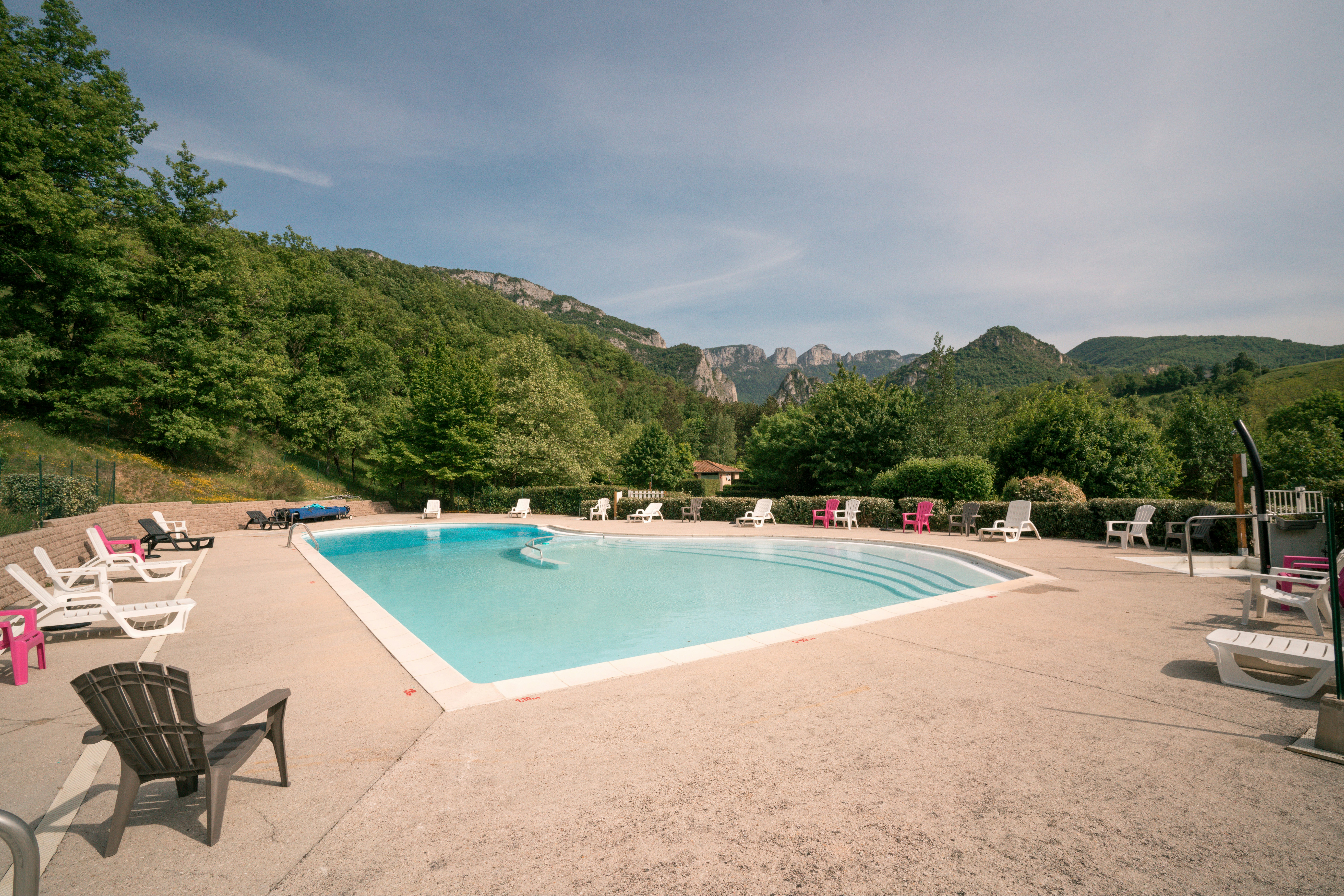 Camping La Combe d'Oyans  - Pool im Freien mit Liegestühlen auf dem Campingplatz