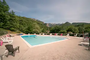 Camping La Combe d'Oyans - Pool im Freien mit Liegestühlen auf dem Campingplatz