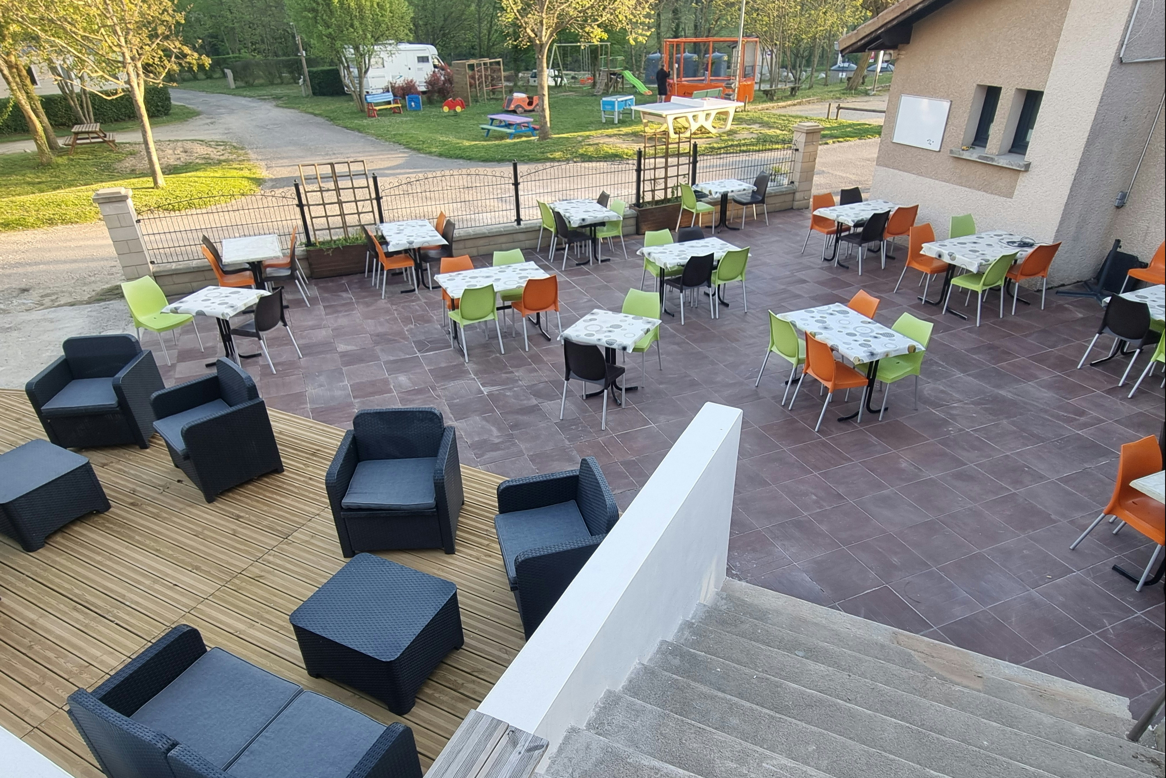 Camping La Combe d'Oyans  - Restaurant mit Terrasse auf dem Campingplatz