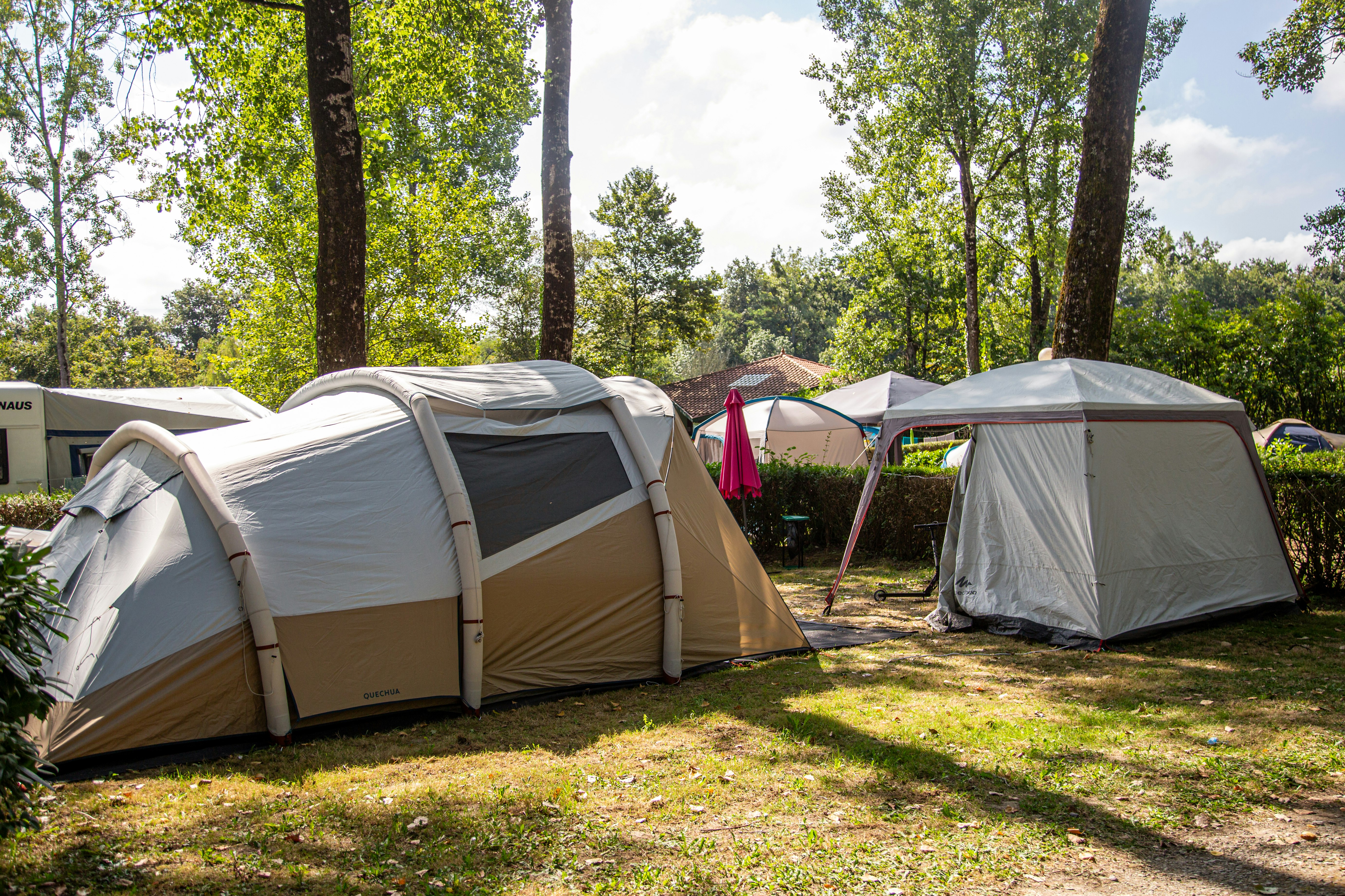 Camping La Comtesse - Zelte auf Standplätzen des Campingplatzes
