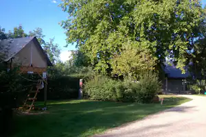 Camping La Confluence - Gehweg entlang vom Mobilheim auf dem Campingplatz