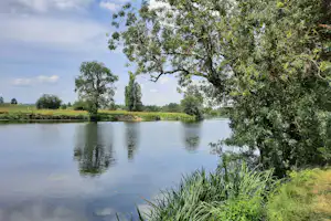 Camping La Confluence - Blick auf den Fluss in der malerischen Natur und Umgebung des Campingplatzes