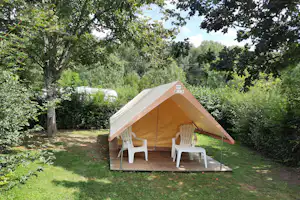 Camping La Confluence - Standplatz mit einem minimalistischen Wohnzelt mit kleiner Terrasse, Vordach und Stühlen
