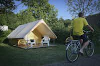 Camping La Confluence - Standplatz mit minimalistischem Wohnzelt mit Vordach, kleiner Terrasse und zwei Stühlen