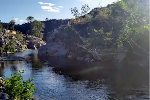 Camping la Corconne - Camping in der Natur: Blick auf den Fluss am Campingplatz